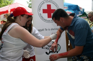 Háromszáz önkéntes nyújt elsősegélyt a balatoni strandokon
